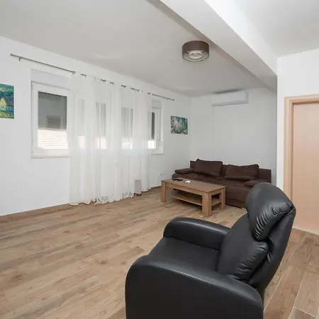 Apartment Sunny Attic With Balcony & Modern With Outdoor Area, No Balcony *