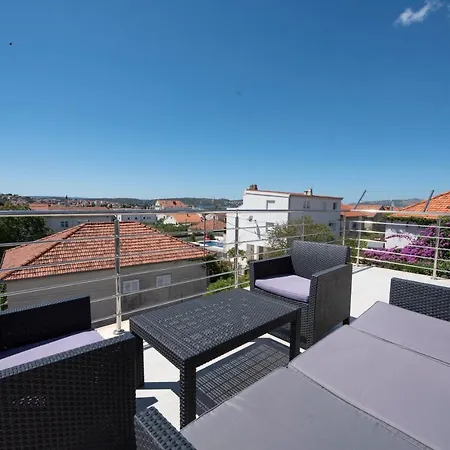 Apartment Sunny Attic With Balcony & Modern With Outdoor Area, No Balcony *