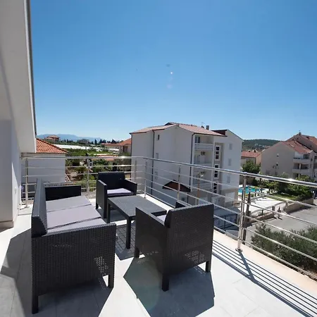 Apartment Sunny Attic With Balcony & Modern With Outdoor Area, No Balcony *