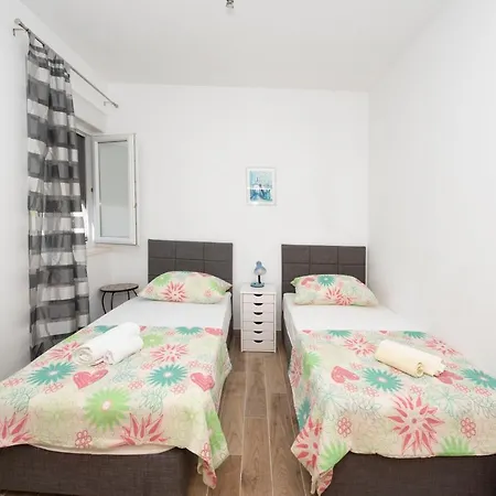 Apartment Sunny Attic With Balcony & Modern With Outdoor Area, No Balcony *