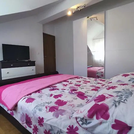 Sunny Attic With Balcony & Modern With Outdoor Area, No Balcony Apartmán