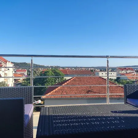 Sunny Attic With Balcony & Modern With Outdoor Area, No Balcony Apartmán