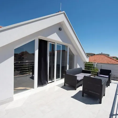Sunny Attic With Balcony & Modern With Outdoor Area, No Balcony Apartmán *