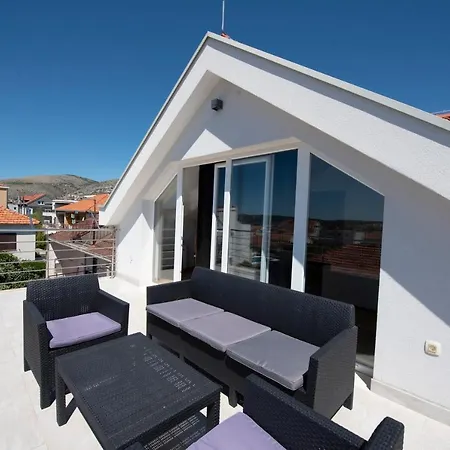 Sunny Attic With Balcony & Modern With Outdoor Area, No Balcony Apartmán
