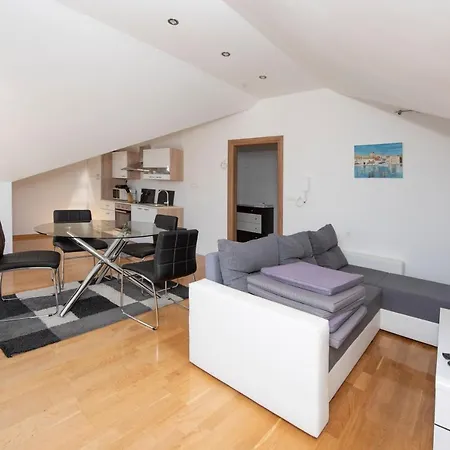 Apartmán Sunny Attic With Balcony & Modern With Outdoor Area, No Balcony Trogir