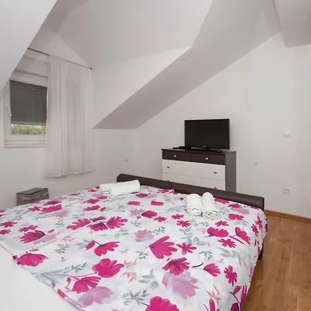 Apartmán Sunny Attic With Balcony & Modern With Outdoor Area, No Balcony *