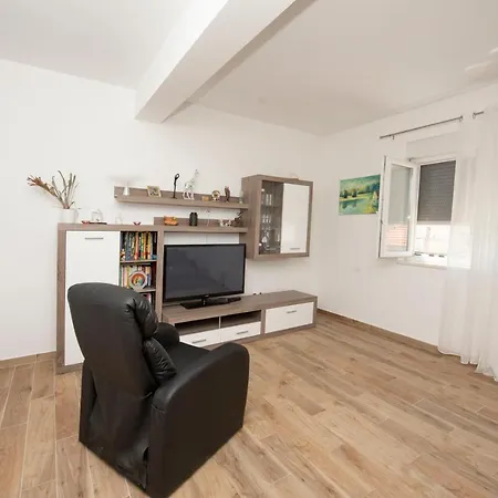 Sunny Attic With Balcony & Modern With Outdoor Area, No Balcony Apartmán